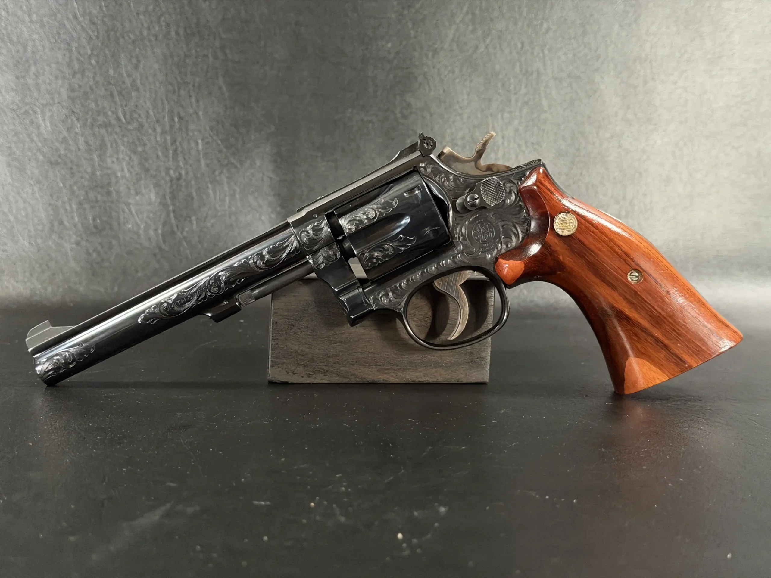 Smith & Wesson Model 48-4 Engraved K-22 Masterpiece M.R.F. photo 3