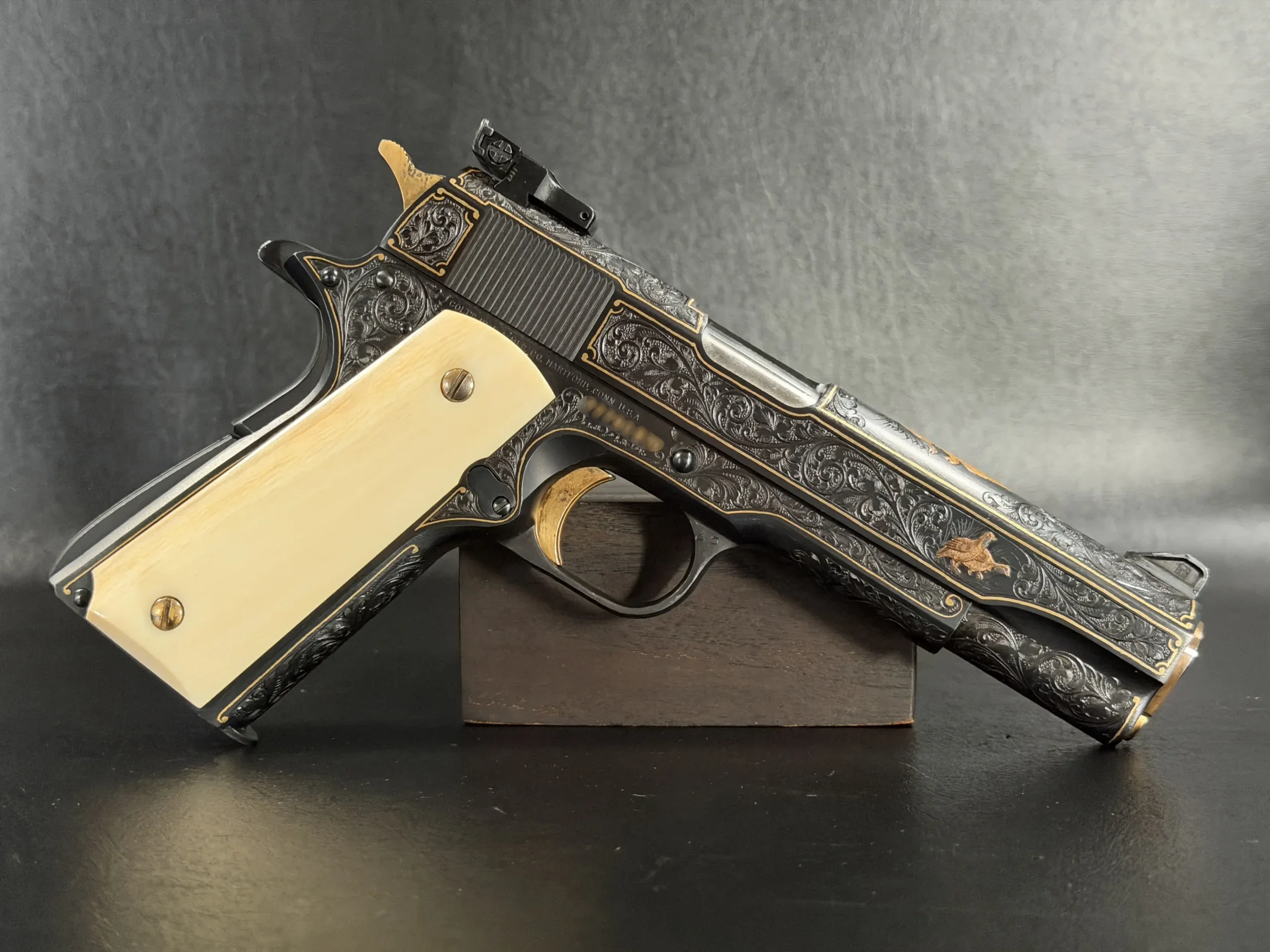 Colt Government Model MKIV Series 70 - Engraved photo 6