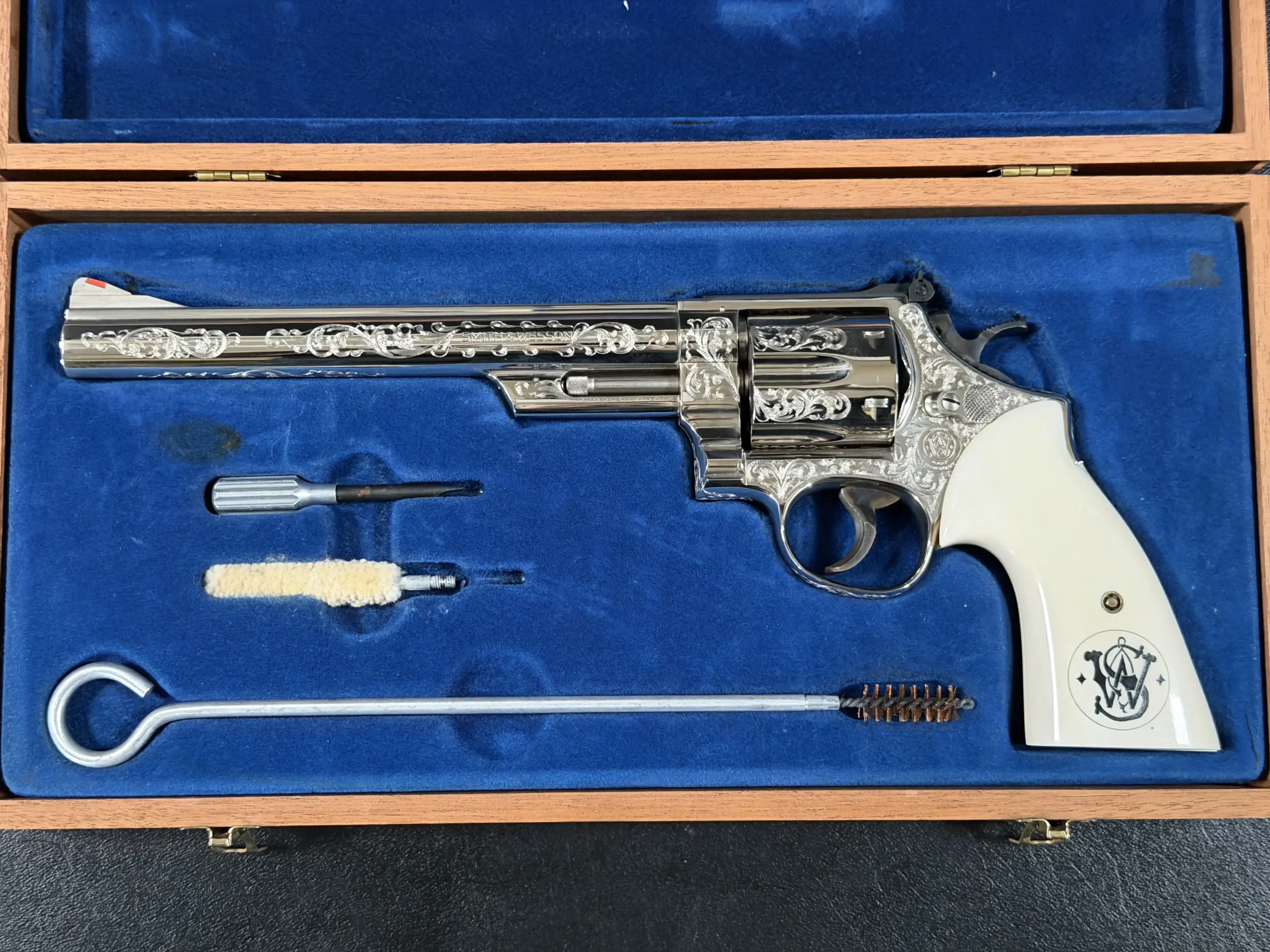 Smith & Wesson Model 29-2 Factory Engraved photo 2