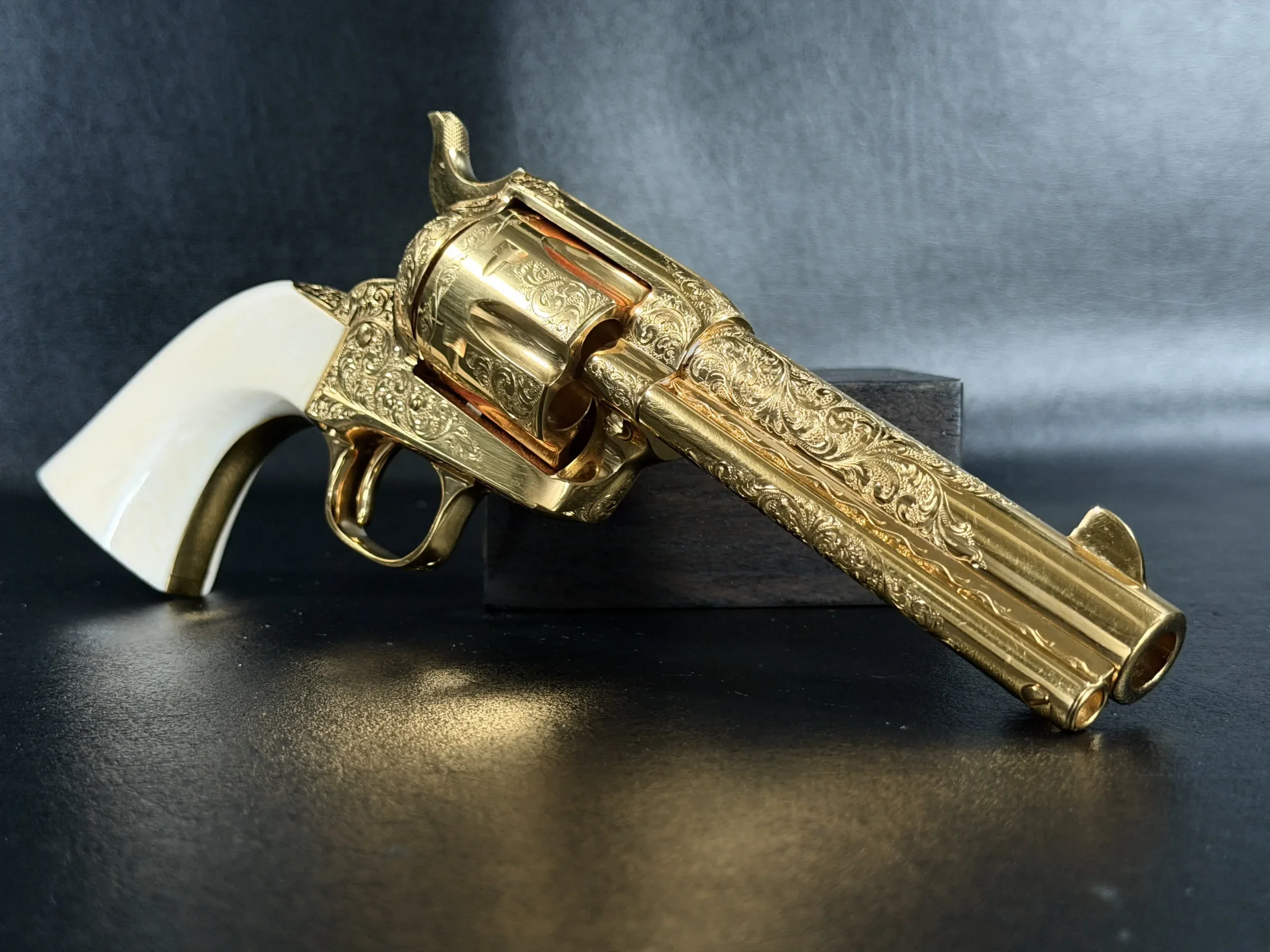 Colt Single Action Army Gold Plated & Engraved photo 3