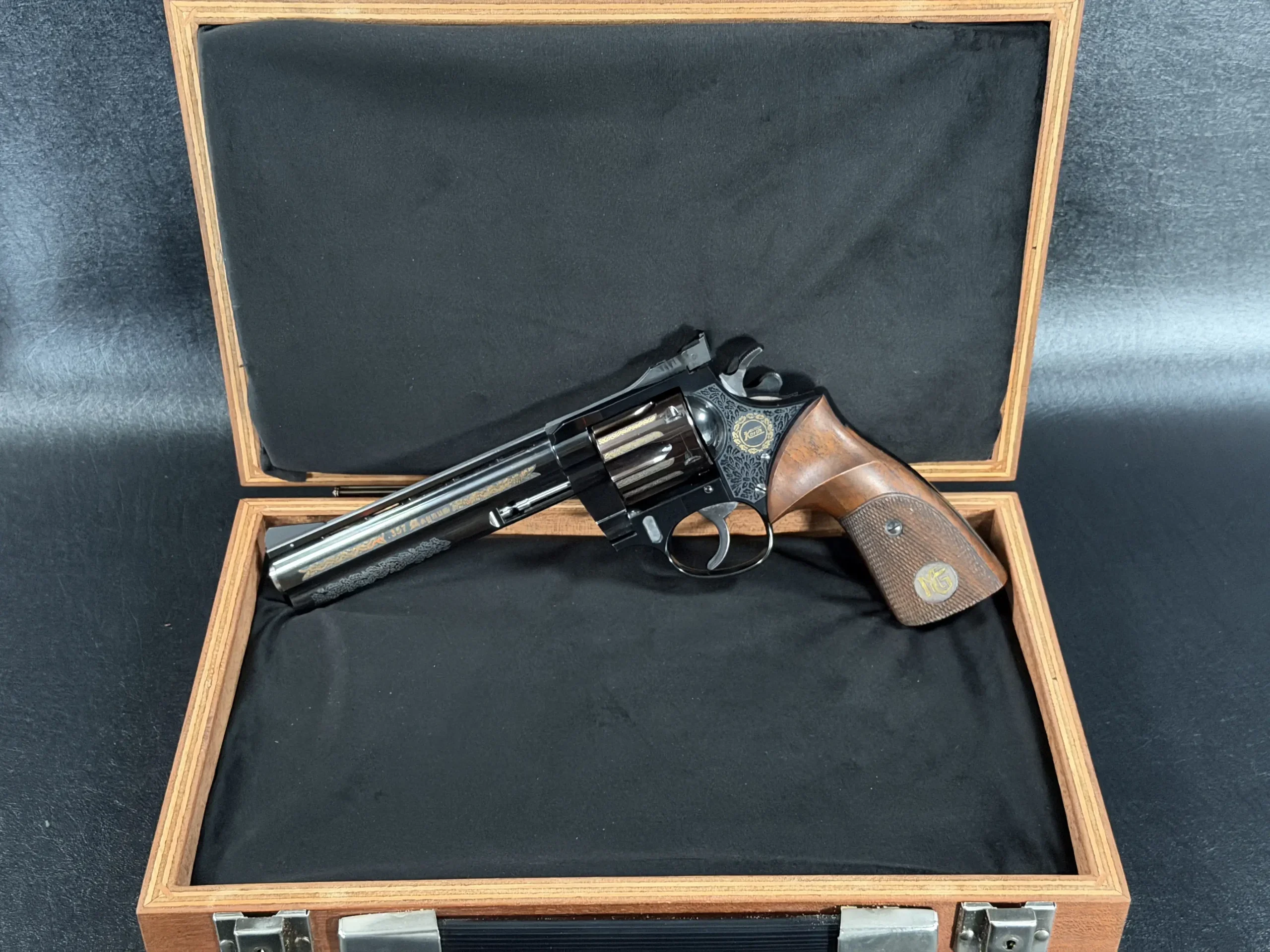 Korth Ratzeburg .357 Magnum Gold-Inlaid Hunting Engraved Revolver photo 2