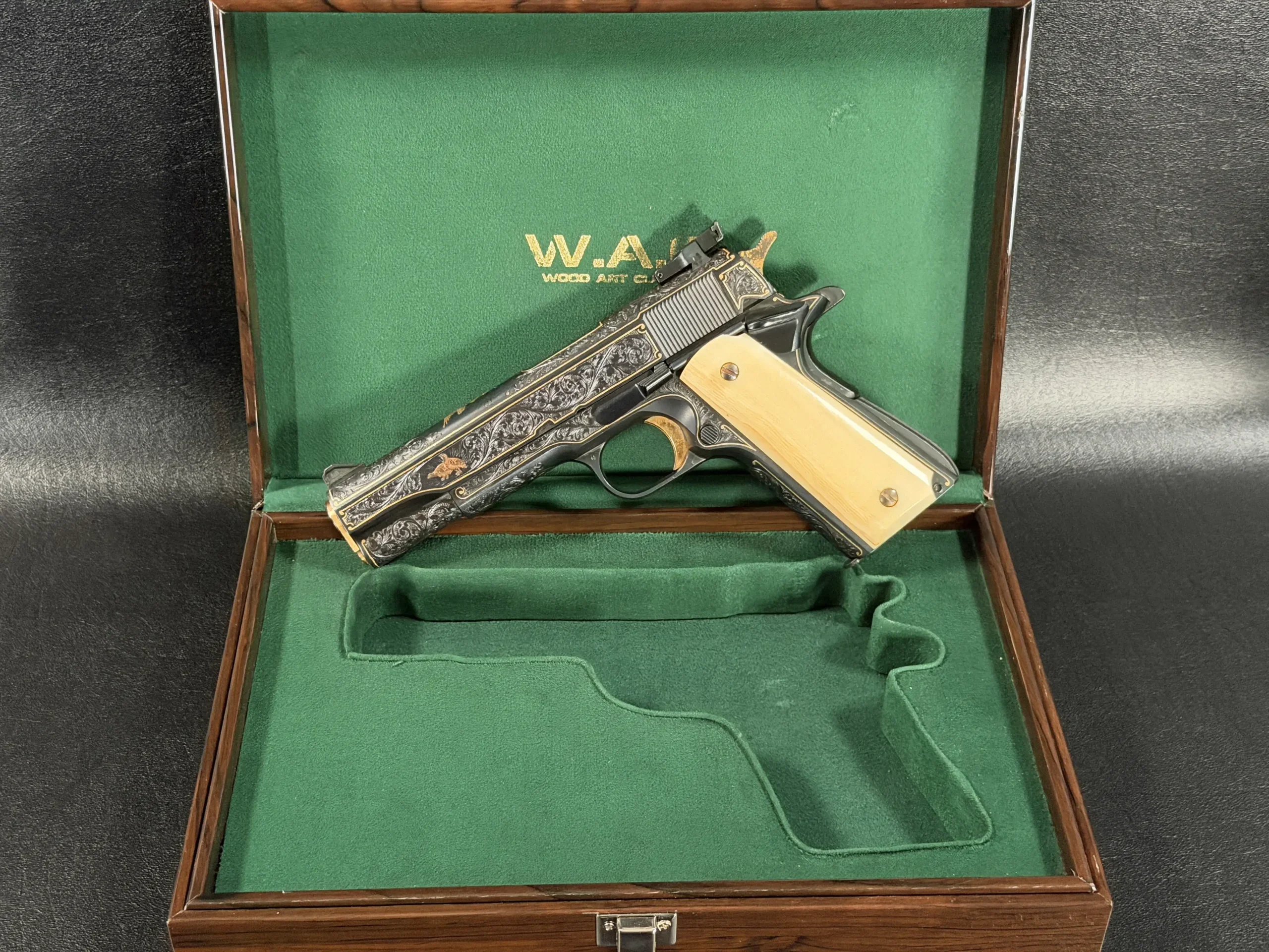 Colt Government Model MKIV Series 70 - Engraved photo 2