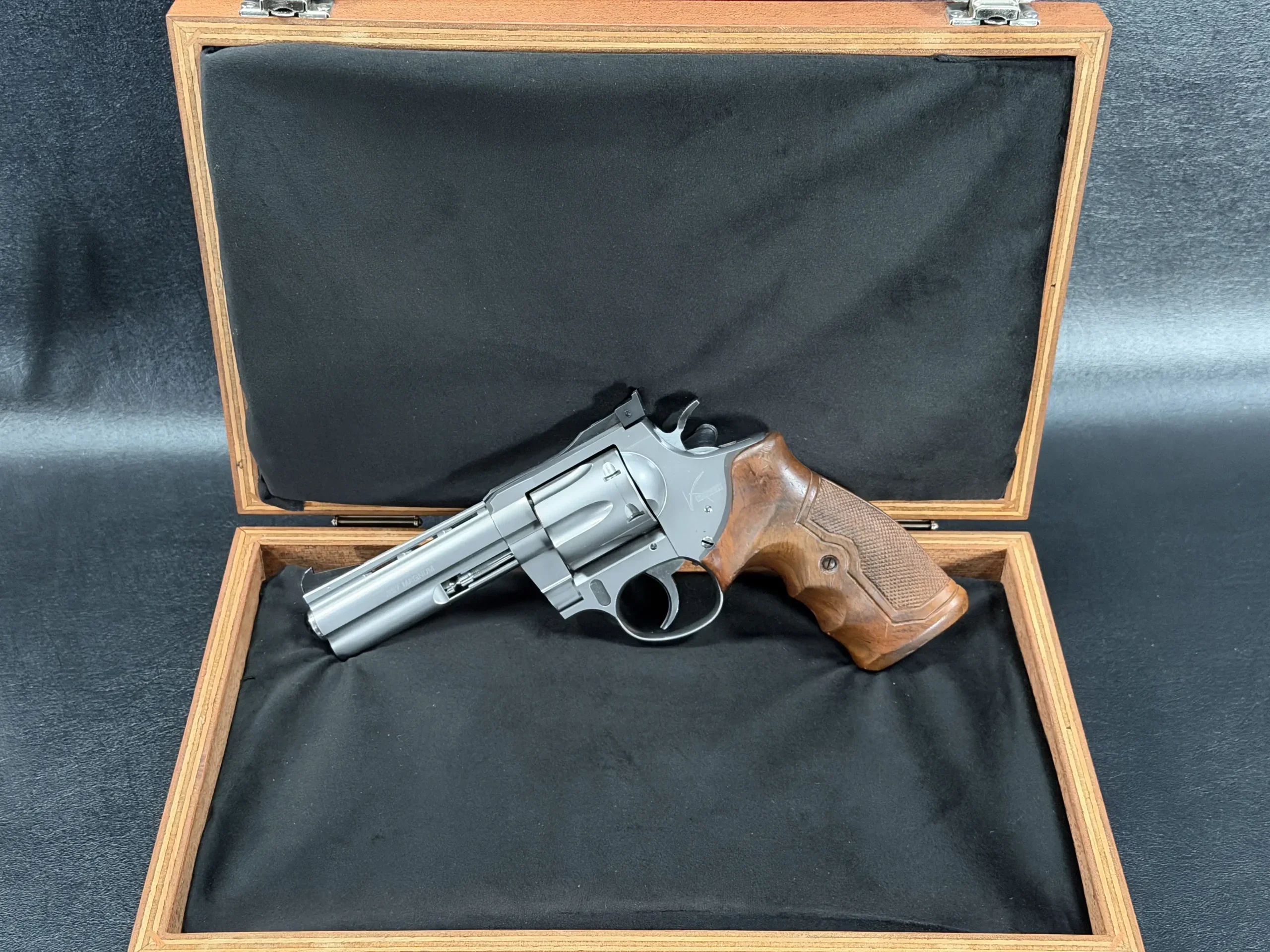 Korth Ratzeburg Combat Stainless .357 Magnum 4 Inch photo 2